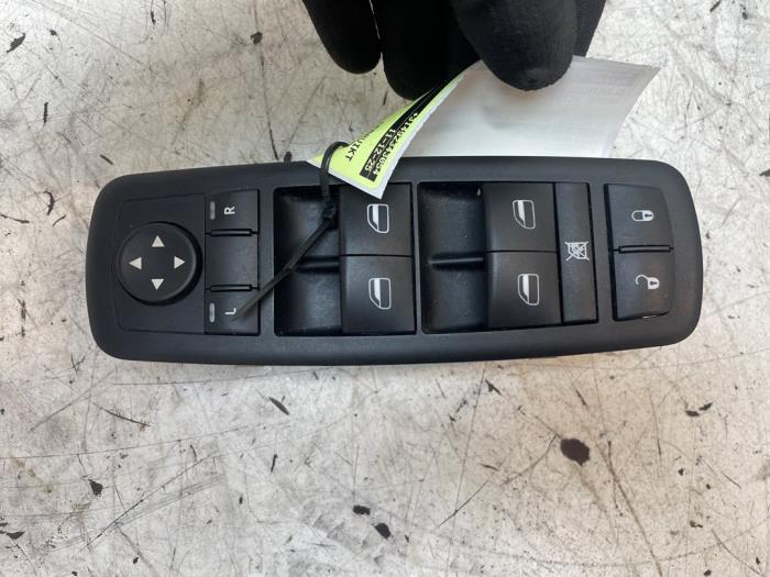 Usados Interruptor de ventanilla eléctrica Dodge Nitro 2.8 CRD 16V 4x2 Precio de solicitud ofrecido por Autodemontage van de Laar