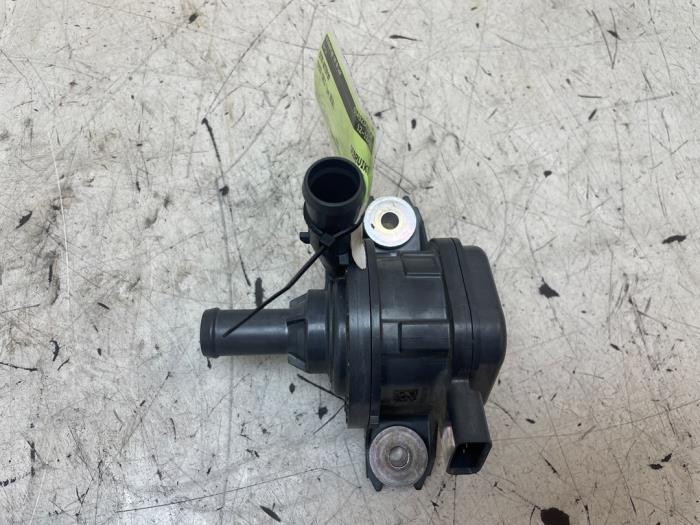 Begagnade Extra vattenpump Toyota Yaris III (P13) 1.5 16V Hybrid Pris på förfrågan erbjuds av Autodemontage van de Laar