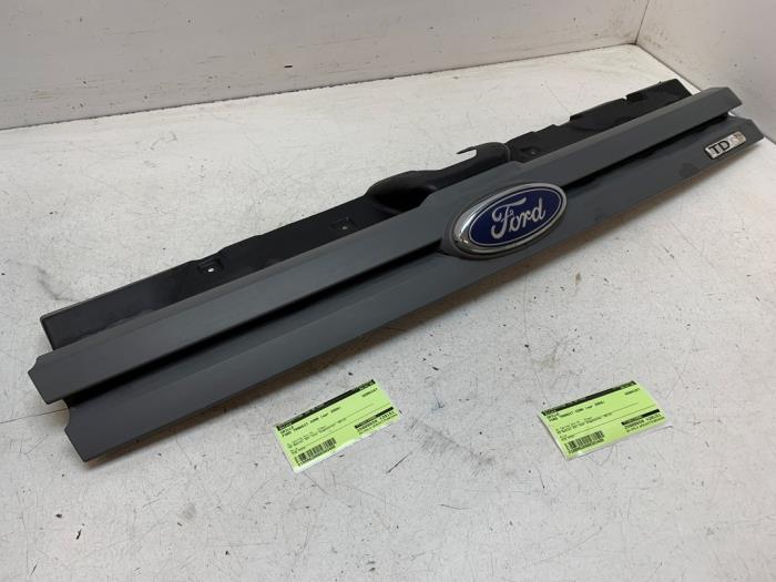 Używane Grill Ford Transit Connect 1.8 TDCi 90 Cena na żądanie oferowane przez Autodemontage van de Laar
