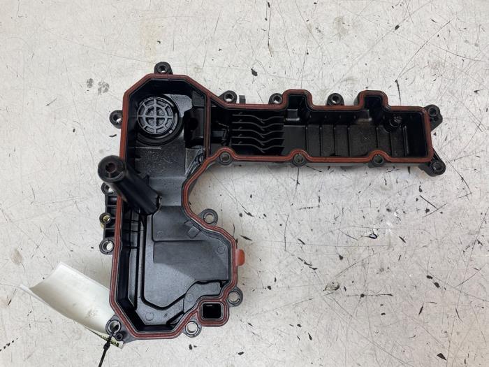 Ventildeckel van een Peugeot 308 (L3/L8/LB/LH/LP) 1.2 12V e-THP PureTech 130 2015