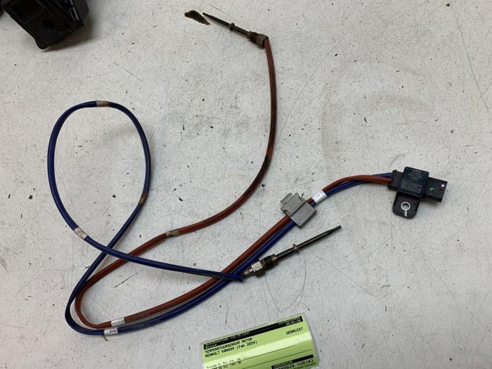 Engine temperature sensor from a Renault Kangoo Express (RFK) 1.5 Blue dCi 75 2024