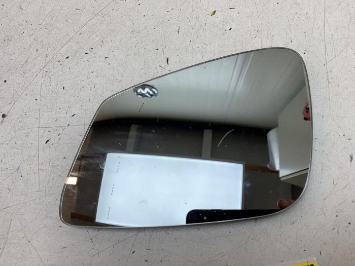 Używane Szyba lusterka lewego BMW 1 serie (F40) 120d xDrive TwinPower Turbo 2.0 16V Cena € 40,00 Procedura marży oferowane przez Autodemontage van de Laar