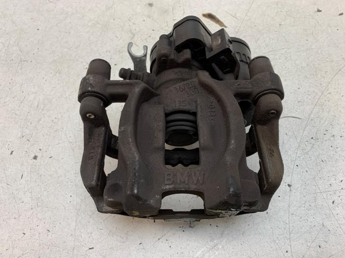 Gebrauchte Bremszange links hinten BMW 1 serie (F40) 120d xDrive TwinPower Turbo 2.0 16V Preis € 100,00 Margenregelung angeboten von Autodemontage van de Laar
