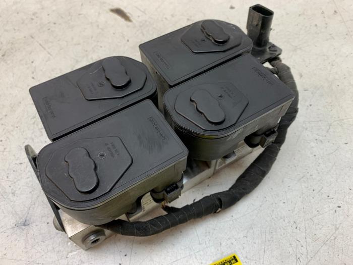 Gebrauchte Ventilblock hydraulisch Audi e-tron (GEN) 55 quattro Preis € 75,00 Margenregelung angeboten von Autodemontage van de Laar