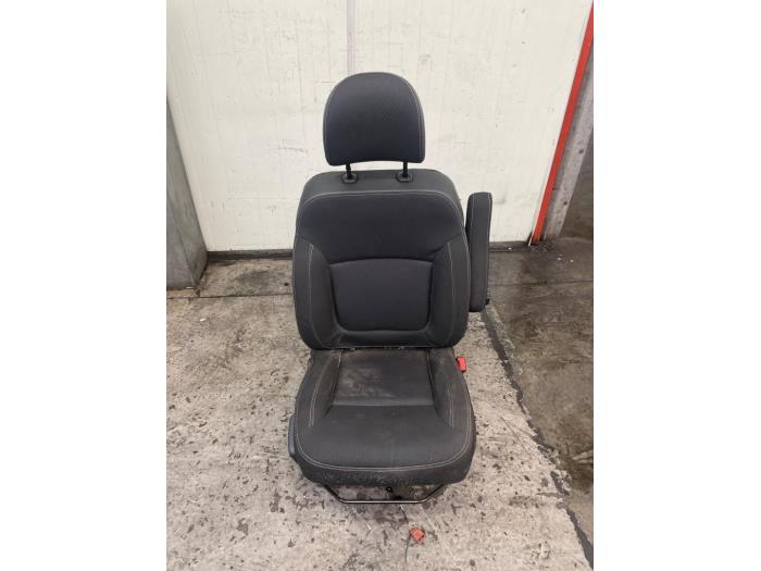 Używane Fotel prawy Renault Trafic (1FL/2FL/3FL/4FL) 2.0 dCi 16V 150 Cena € 475,00 Procedura marży oferowane przez Autodemontage van de Laar
