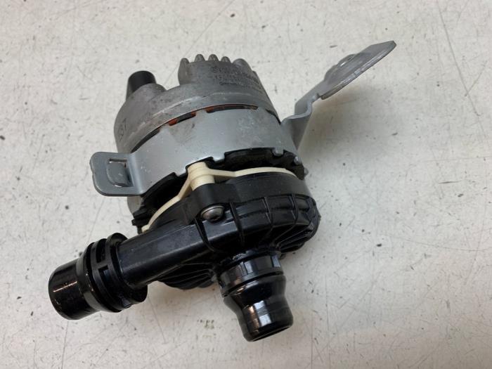 Begagnade Extra vattenpump Mercedes A (177.0) 1.3 A-250 e Turbo 16V Pris € 75,00 Marginaltabell erbjuds av Autodemontage van de Laar
