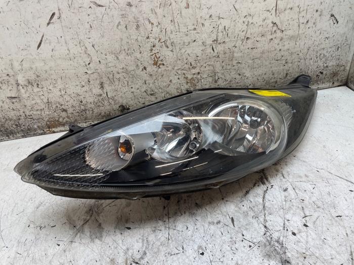 Używane Reflektor lewy Ford Fiesta 6 (JA8) 1.25 16V Cena € 85,00 Procedura marży oferowane przez Autodemontage van de Laar