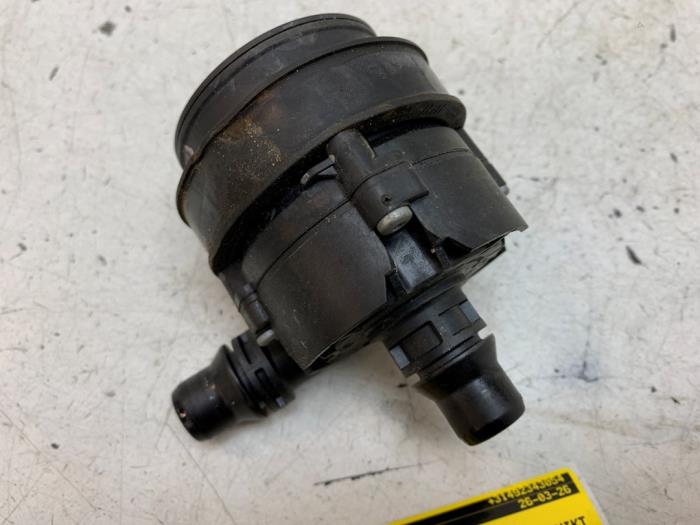 Begagnade Extra vattenpump BMW i3 (I01) i3s Range Extender Pris på förfrågan erbjuds av Autodemontage van de Laar
