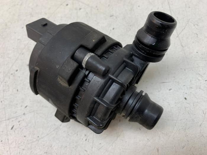 Begagnade Extra vattenpump BMW i4 (G26) M50 84 kWh Pris på förfrågan erbjuds av Autodemontage van de Laar