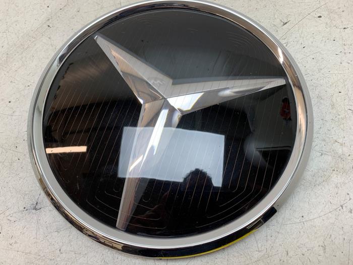 Używane Emblemat Mercedes GLC (X254) 2.0 300e 16V 4-Matic Cena € 75,00 Procedura marży oferowane przez Autodemontage van de Laar