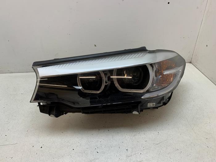 Używane Reflektor lewy BMW 5 serie (G30) 523d 2.0 TwinPower Turbo 16V Cena € 900,00 Procedura marży oferowane przez Autodemontage van de Laar