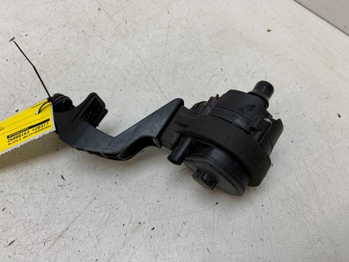 Begagnade Extra vattenpump BMW 5 serie (G30) 523d 2.0 TwinPower Turbo 16V Pris € 30,00 Marginaltabell erbjuds av Autodemontage van de Laar