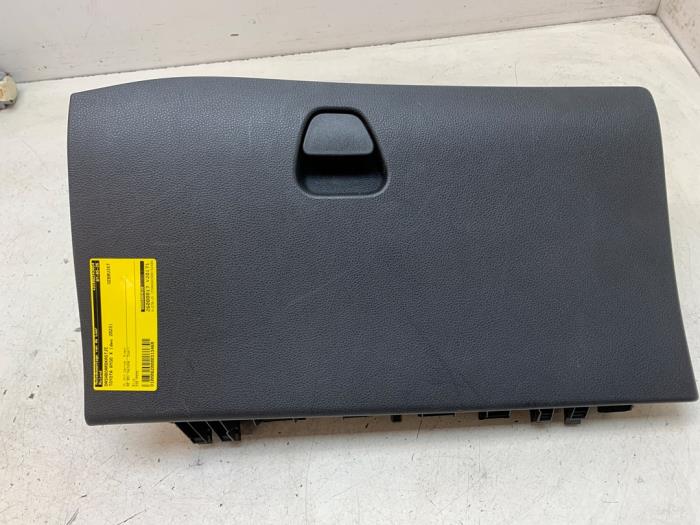 Begagnade Handskfack Toyota Aygo X 1.0 12V VVT-i Pris € 45,00 Marginaltabell erbjuds av Autodemontage van de Laar
