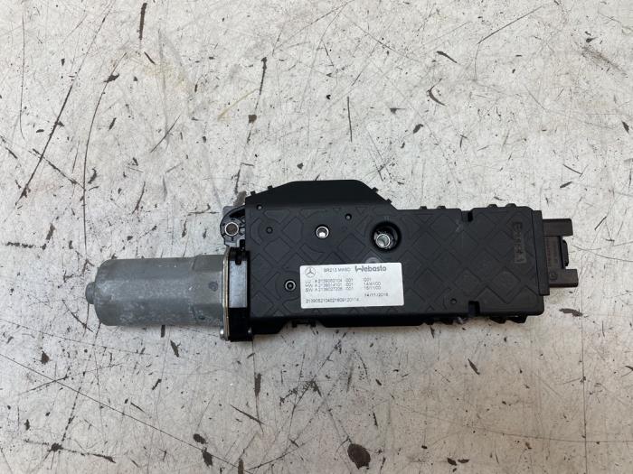 Używane Silnik szyberdachu Mercedes E (W213) E-350e 2.0 Turbo 16V Cena € 65,00 Procedura marży oferowane przez Autodemontage van de Laar