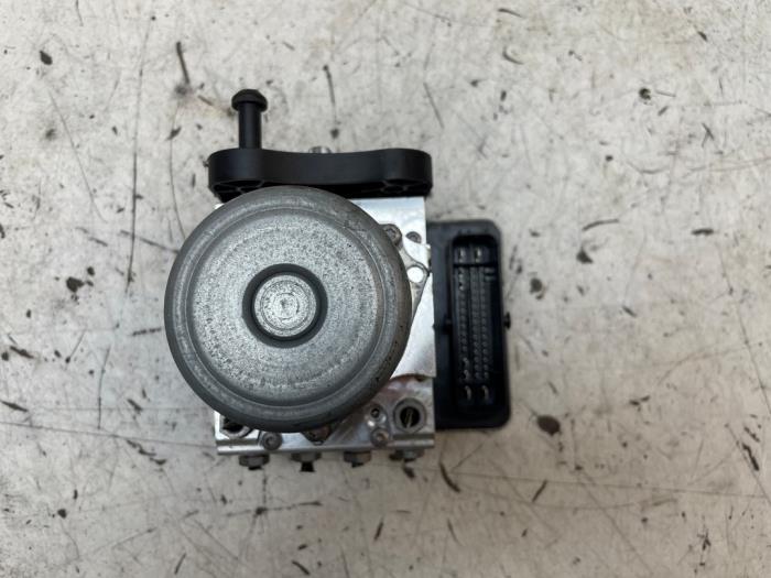 Begagnade ABS-pump Mercedes E (W213) E-350e 2.0 Turbo 16V Pris € 150,00 Marginaltabell erbjuds av Autodemontage van de Laar