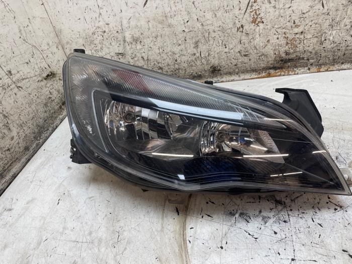 Używane Reflektor prawy Opel Astra J (PD5/PE5) 1.4 Turbo 16V Cena € 175,00 Procedura marży oferowane przez Autodemontage van de Laar