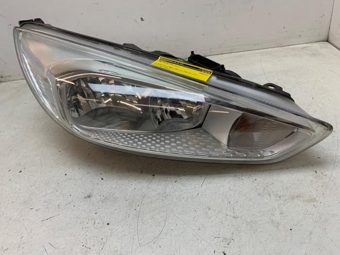 Używane Reflektor prawy Ford Focus 3 1.0 Ti-VCT EcoBoost 12V 100 Cena € 100,00 Procedura marży oferowane przez Autodemontage van de Laar