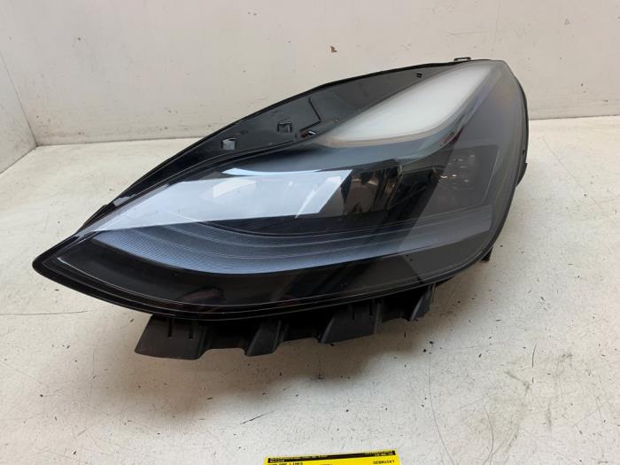 Używane Reflektor lewy Tesla Model Y (5YJY) RWD Cena na żądanie oferowane przez Autodemontage van de Laar