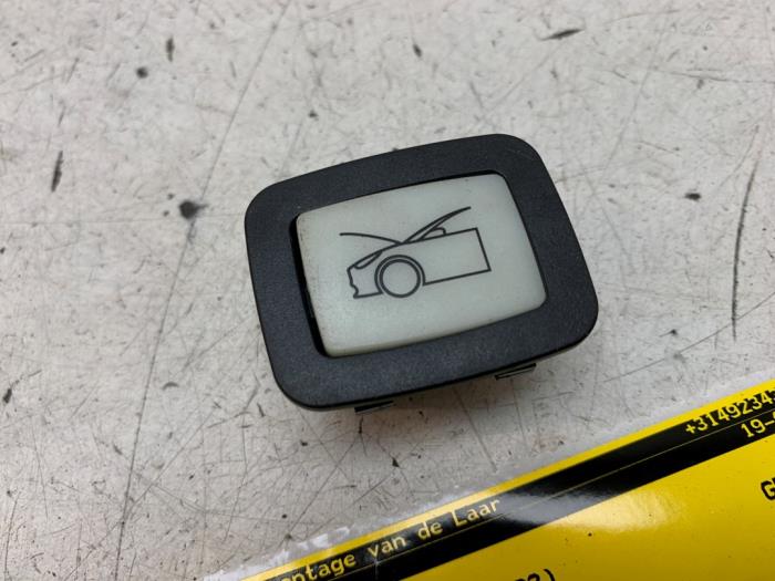 Używane Przelacznik Tesla Model Y (5YJY) RWD Cena na żądanie oferowane przez Autodemontage van de Laar