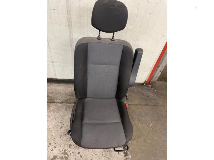 Używane Fotel prawy Renault Master III (MA/MB/MC/MD/MH/MF/MG/MH) 2.3 dCi 135 16V FWD Cena na żądanie oferowane przez Autodemontage van de Laar