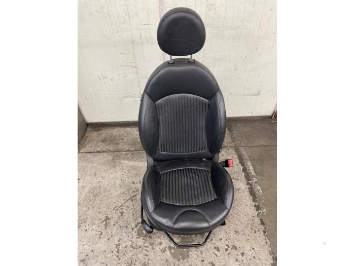 Używane Fotel prawy Mini Clubman (R55) 1.6 16V One Cena na żądanie oferowane przez Autodemontage van de Laar