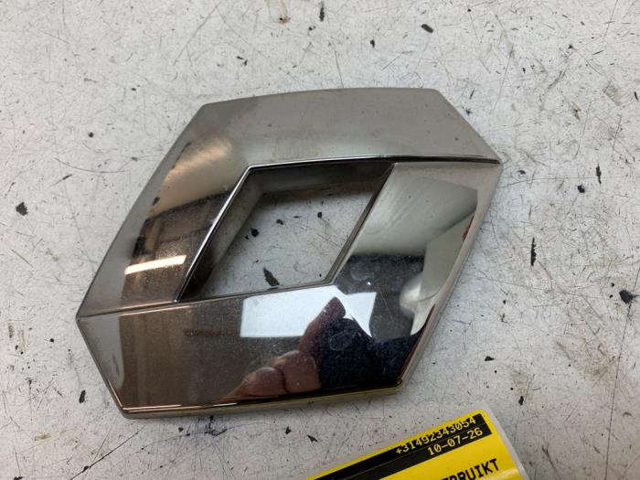 Używane Emblemat Renault Clio IV (5R) 0.9 Energy TCE 90 12V Cena na żądanie oferowane przez Autodemontage van de Laar