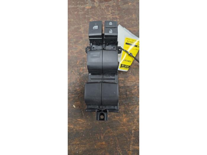 Usados Interruptor de ventanilla eléctrica Toyota Yaris Cross (PB1/PJ1) 1.5 12V Hybrid 115 Precio € 40,00 Norma de margen ofrecido por Autodemontage van de Laar