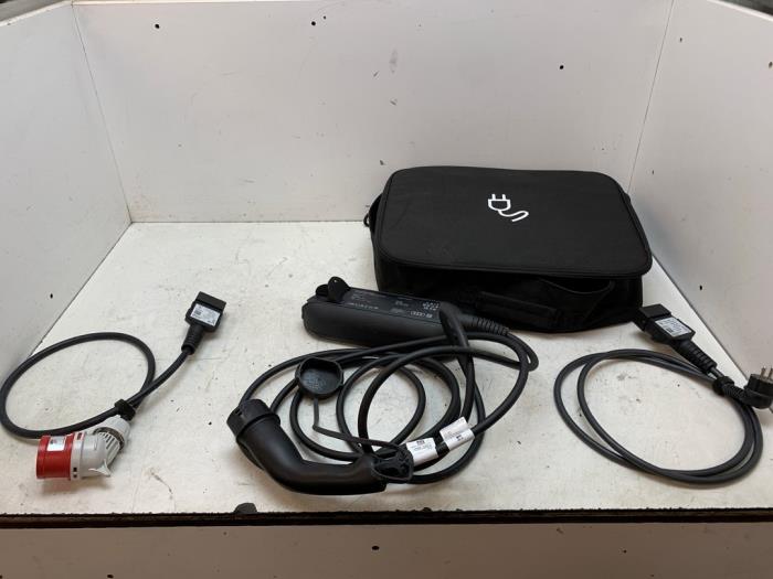 Używane Kabel ladowania hybryda Audi A3 Sportback (8YA) 1.4 40 TFSIe 16V Cena € 550,00 Procedura marży oferowane przez Autodemontage van de Laar