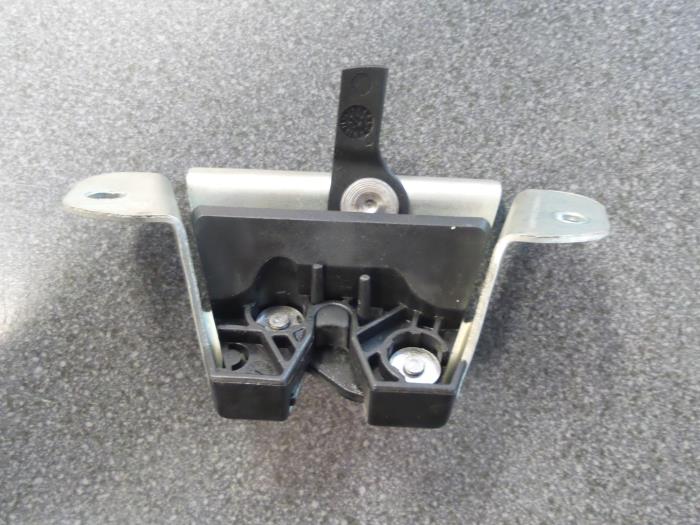 Tailgate lock mechanism from a Peugeot 107 1.0 12V 2011