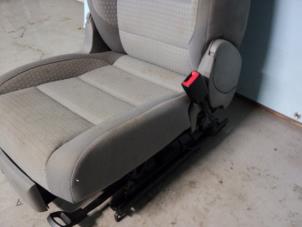 Używane Fotel prawy Volkswagen Touran (1T1/T2) 2.0 TDI 16V 140 Cena € 100,00 Procedura marży oferowane przez Autodemontage van de Laar