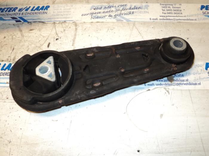 Used Engine mount Renault Clio III (BR/CR) 1.5 dCi 85 Price € 25,00 Margin scheme offered by Autodemontage van de Laar