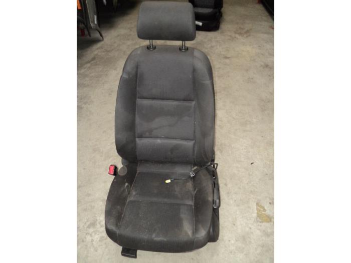 Seat, left from a Audi A4 (B6) 1.9 TDI PDE 130 2001