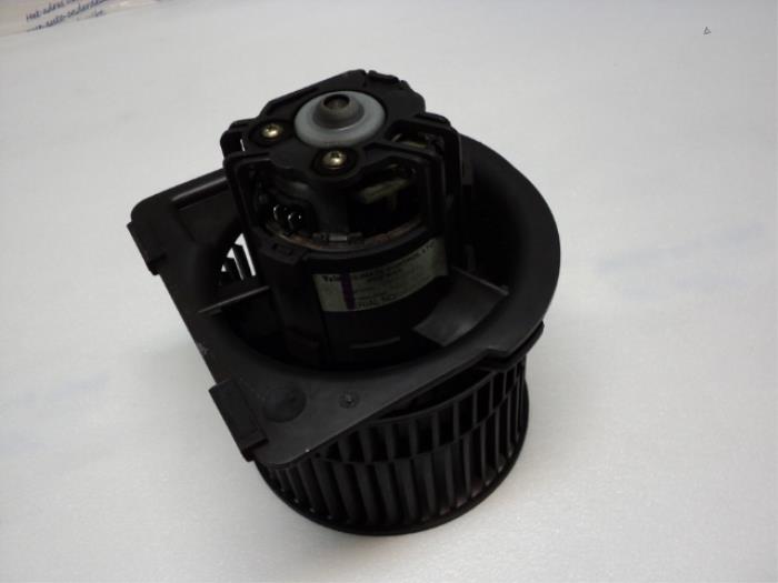 Heating and ventilation fan motor from a Opel Vectra B (38) 1.6 16V Ecotec 1996