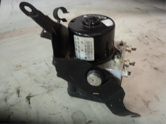 ABS pump from a Ford Fiesta 5 (JD/JH) 1.6 16V 2002