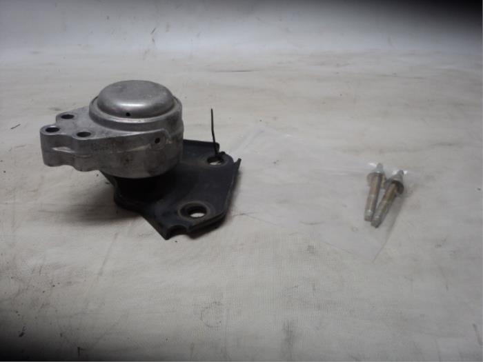 Engine mount from a Ford Fiesta 5 (JD/JH) 1.6 16V 2002