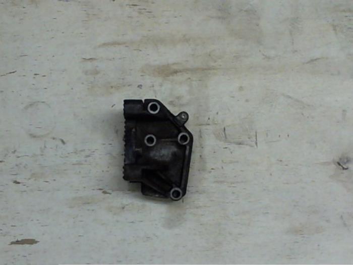 Used Engine mount Renault Master II (JD) 2.5 dCi 16V 100 Price € 40,00 Margin scheme offered by Autodemontage van de Laar