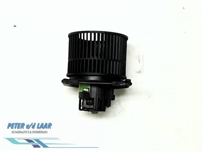 Heating and ventilation fan motor from a Opel Vectra 1998