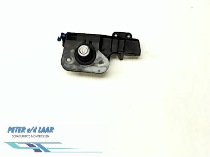 Mechanizm zamka tylnej klapy z Opel Corsa C (F08/68) 1.0 12V Twin Port 2005