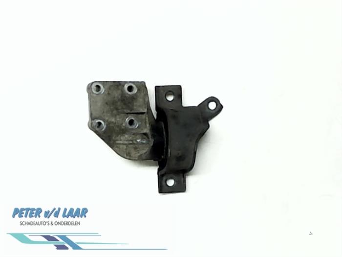 Engine mount from a Fiat Punto II (188) 1.2 60 S 2001