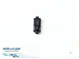 Usagé Commutateur éclairage d'urgence Renault Scénic III (JZ) 1.5 dCi 110 Prix € 40,00 Règlement à la marge proposé par Autodemontage van de Laar