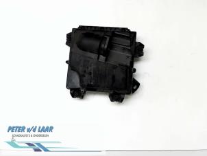 Używane Obudowa filtra powietrza Renault Trafic New (JL) 2.0 dCi 16V 90 Cena € 50,00 Procedura marży oferowane przez Autodemontage van de Laar