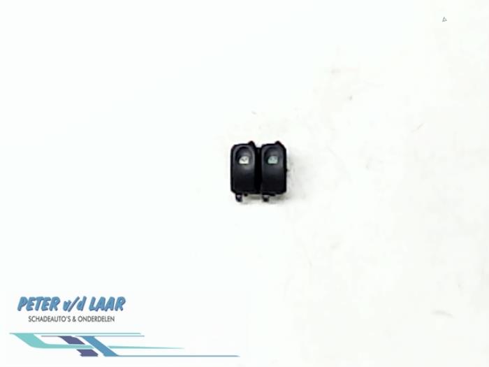Usados Interruptor de ventanilla eléctrica Renault Twingo II (CN) 1.2 Precio € 40,00 Norma de margen ofrecido por Autodemontage van de Laar