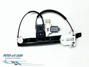 Używane Mechanizm szyby prawej tylnej wersja 4-drzwiowa Ford Mondeo IV Wagon 1.6 Ti 16V Cena € 40,00 Procedura marży oferowane przez Autodemontage van de Laar