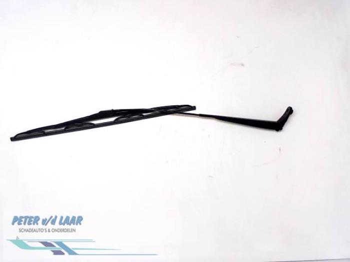 Front wiper arm from a Renault Kangoo Express (FW) 1.5 dCi 90 FAP 2014