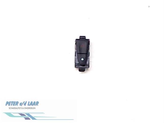 Interruptor de luz de pánico de un Dacia Sandero II 0.9 TCE 12V 2014