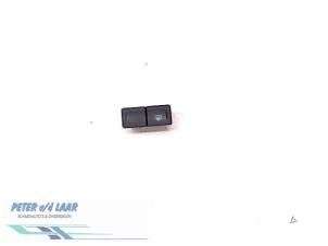 Usados Interruptor de calefactor luneta Ford Fiesta 5 (JD/JH) 1.4 TDCi Precio € 10,00 Norma de margen ofrecido por Autodemontage van de Laar