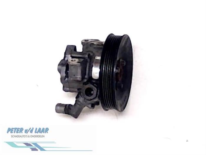 Power steering pump from a Mercedes-Benz Vito (638.1/2) 2.2 CDI 110 16V 2002