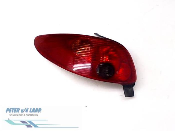 Taillight, left from a Peugeot 206 (2A/C/H/J/S) 2.0 XS,XT HDi 2005