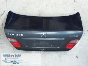 Używane Pokrywa bagaznika Mercedes CLK (W208) 3.2 320 V6 18V Cena € 140,00 Procedura marży oferowane przez Autodemontage van de Laar