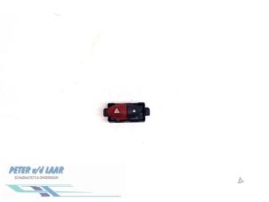 Gebrauchte Panikbeleuchtung Schalter Renault Twingo II (CN) 1.2 16V Preis € 20,00 Margenregelung angeboten von Autodemontage van de Laar